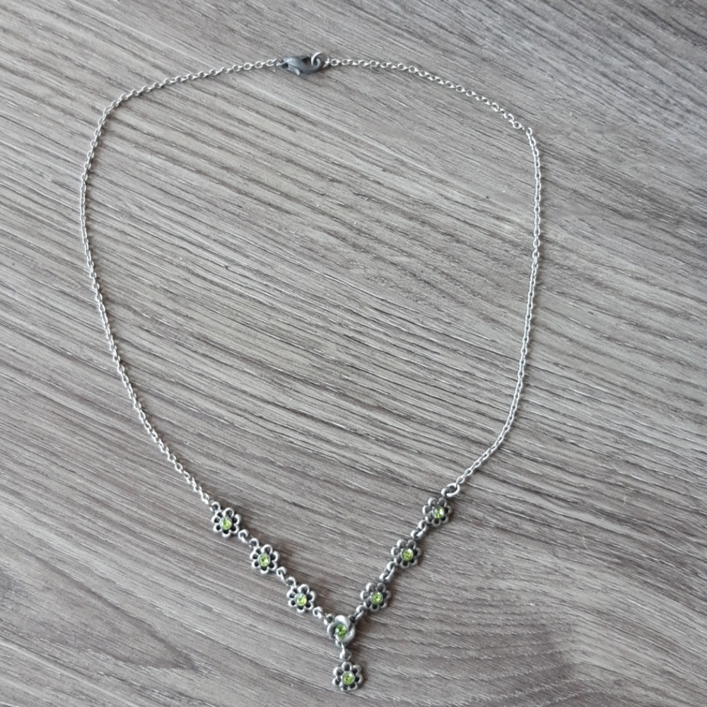 Delicate Green Flower Necklace - Picture 3 of 3